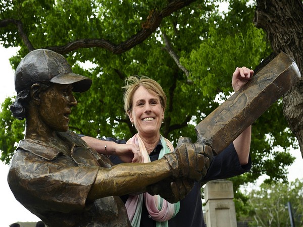 Belinda Clark with her statue. (Photo- cricket.com.au)