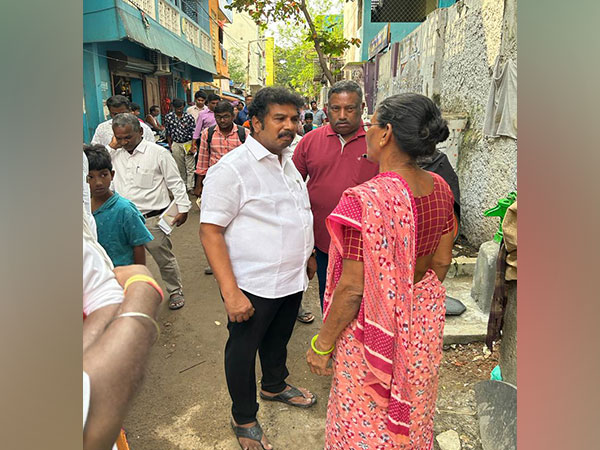 DMK MLA J.J.Ebenezer talking to people in RK Nagar during 'MLA at your doorstep' campaign (Photo/Twitter@JJEbenezer1)