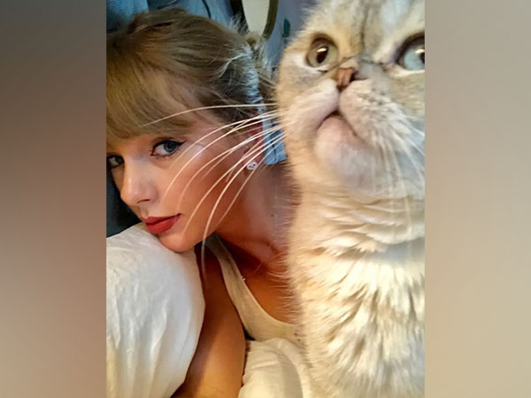 Taylor Swift with her cat 'Olivia Benson'. (Source: Instagram)