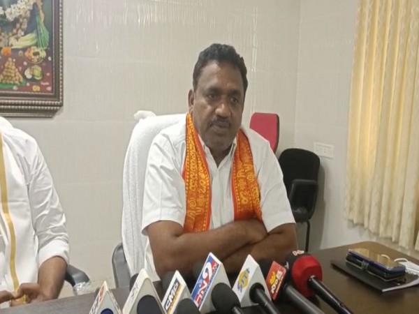 EO of Kanipakam temple Venkatesh speaks to reporters on Thursday (Photo/ANI)