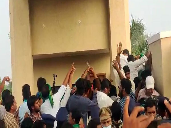 Farmers protest outside Collector office (Photo/ANI)