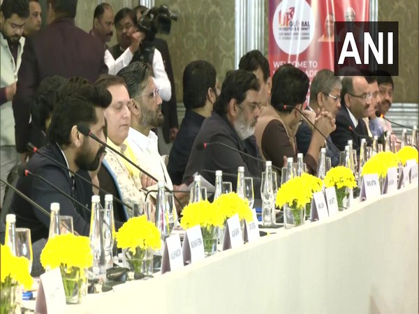 Suniel Shetty and other members of film fraternity (Image Source: ANI)