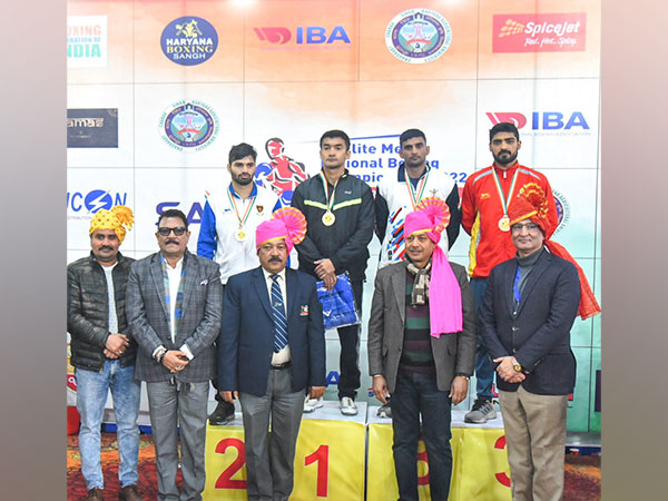 Boxer Shiva Thapa (63.5kg) with the gold medal (Image: BFI media)