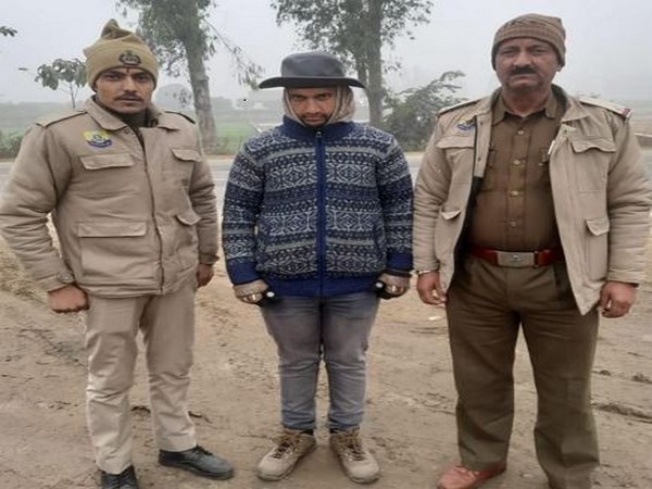 Differently abled person with Himachal Police personnel.(Photo/Shimla Police)
