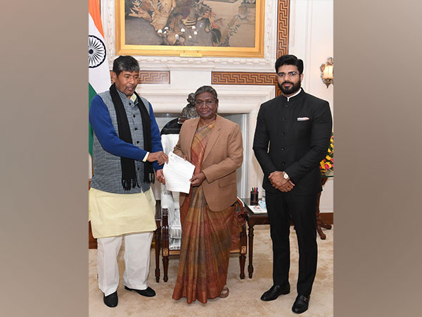 President Droupadi Murmu and Union Minister Pashupati Paras (Photo:Twitter/Pashupati Kumar Paras)