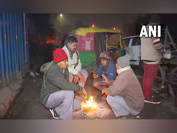 Auto drivers sitting near fire on a cold winter morning in Delhi (Image Source: ANI Photos)