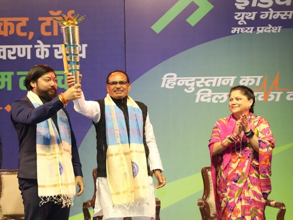 MP CM Shivraj Chouhan (Centre) with Minister of State for Sports Nishith Pramanik (Left) and MP's Minister for Sports Yashodhara Raje Scindia (Right)(Image: MYAS/SAI)