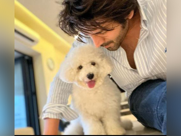 Kartik Aaryan with  his dog (Image source: Instagram)