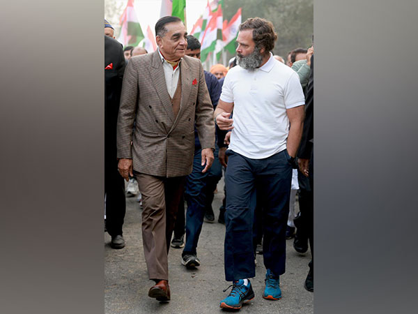 General Deepak Kapoor (left) and Congress leader Rahul Gandhi (Right) (Pic Courtesy: Amit Malviya Twitter Handle) 