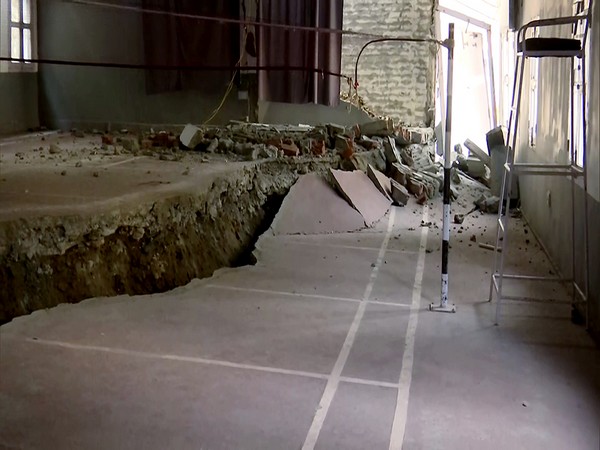 A huge crack appears in an area due to landslides, in Joshimath (Photo:ANI)