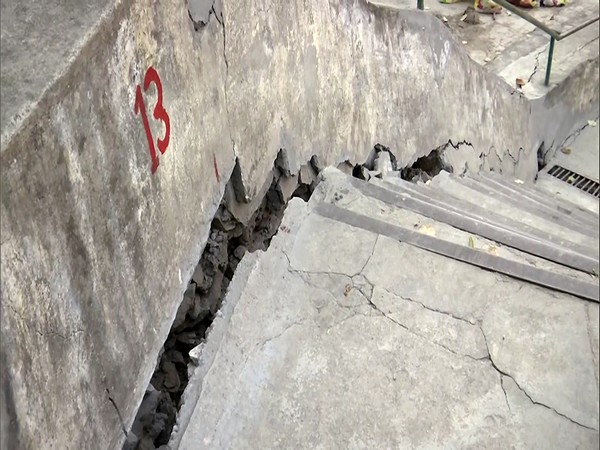 A crack appears on a staircase due to landslides, in Joshimath (Photo:ANI)