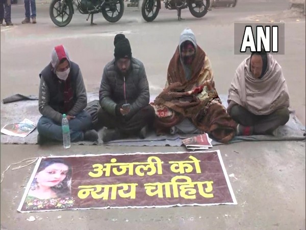 Protest outside Sultanpuri Police Station in Kanjhawala death case in Delhi. (Photo/ANI)