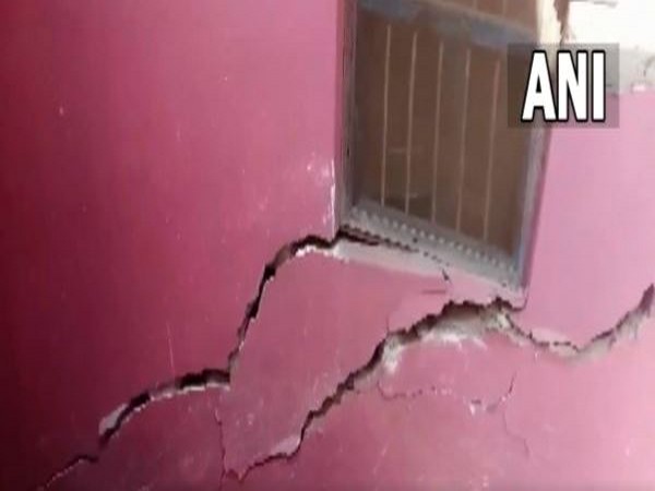 Cracks seen on a house in Karnaprayag. (Photo/ANI))