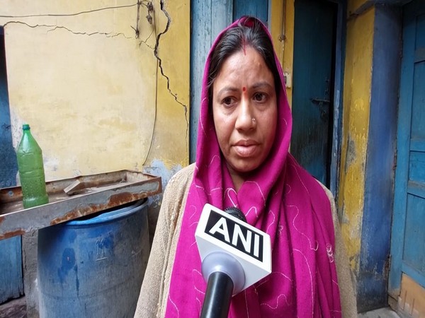 Local of Aligarh living in cracked home (Photo/ANI)