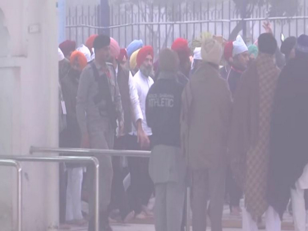 Congress leader Rahul Gandhi visits Gurdwara Fatehgarh Sahib in Fatehgarh, Punjab. (Photo/ANI)