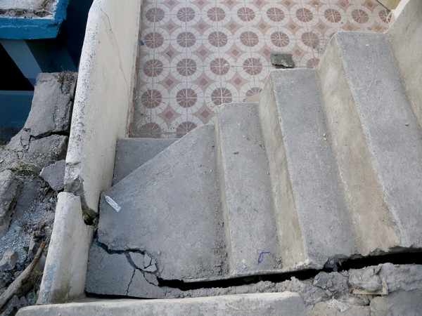 Stairs severely affected due to cracks as a result of continued land subsidence, in Joshimath (Photo:ANI)