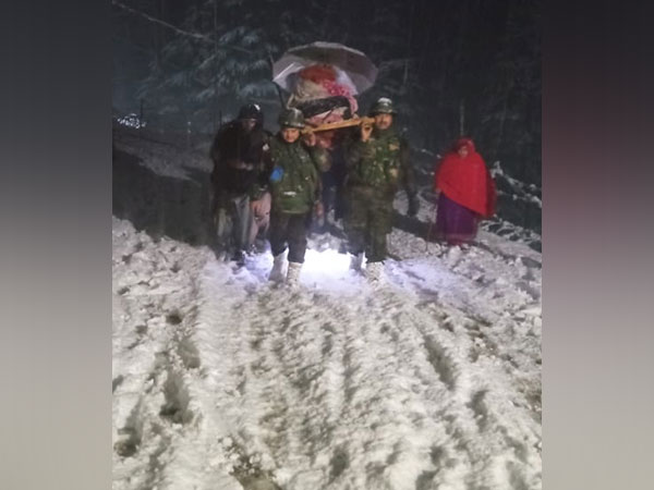 Indian Army rescues pregnant woman in Chatauli (Photo/Chinar Corps)