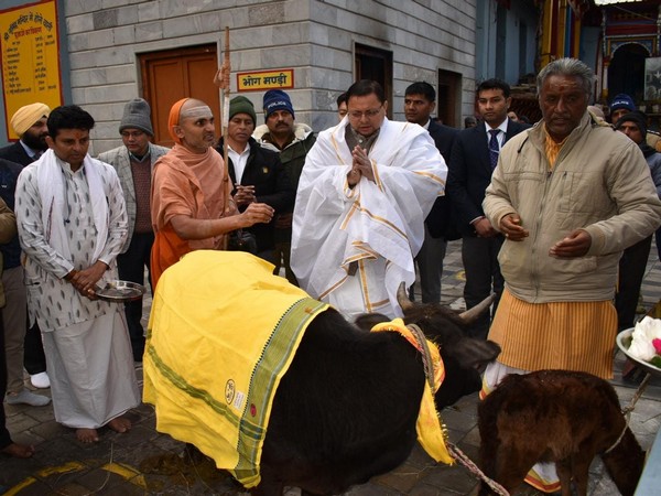 Uttarakhand Chief Minister Pushkar Singh Dhami offers prayers in the wake of landslides in Joshimath (Photo/ANI)