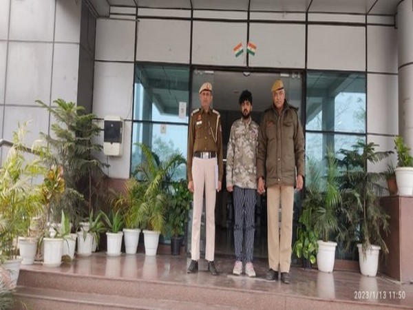 Accused Abhinav Prakash with Delhi Police (Photo/ANI)