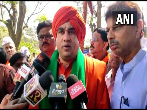 Lingayat Seer Sri Jaya Mrityunjaya Swami during protest (Photo/ANI)