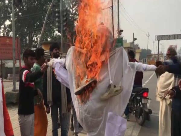 Saints in Ayodhya burn effigy of Bihar education minister (Photo/ANI)