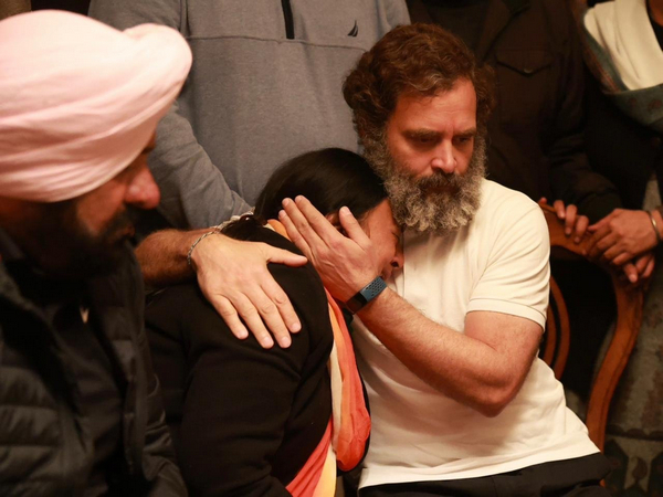 Congress leader Rahul Gandhi with family of Santokh Singh Chaudhary in Jalandhar