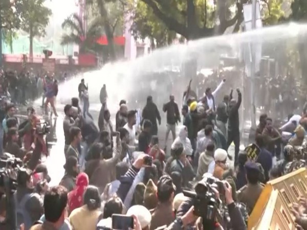 Water cannons fired at AAP protestors (Photo/ANI)