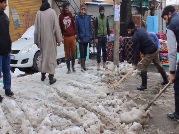 snow clearance drive under in Anantnag after receiving a heavy snowfall(Photo/ANI)