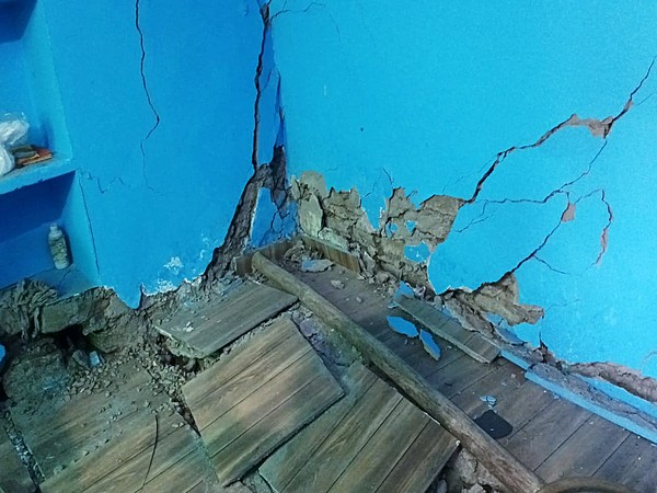 Cracks appeared on a house in Joshimath (Photo/ANI)