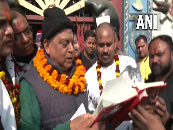 JD(U)  workers recite Ramcharitmanas outside Hanuman Temple in Patna (Photo/ANI)
