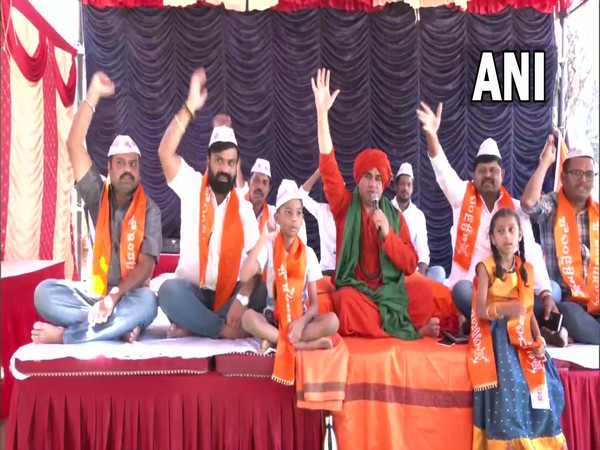 Panchamasali Lingayat seer Jaya Mrityunjaya continues to protest (Photo/ANI)