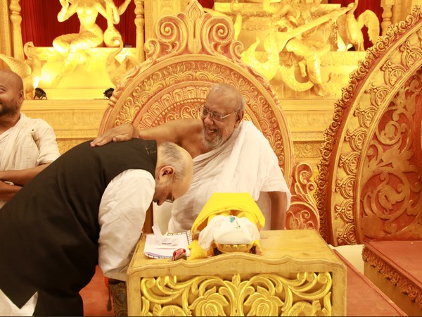 Union Home Minister Amit Shah with Jain Acharya Ratnasunder Surishwarji Maharaj (Photo/Amit Shah Twitter)