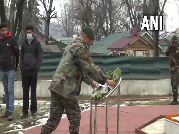 Major Gen Ajay Chandpuria lays wreath at Baramulla (Photo/ANI)