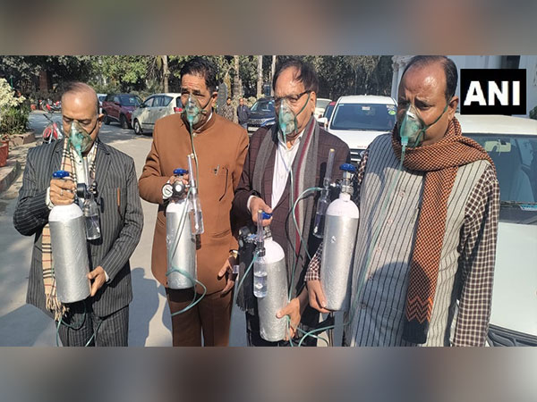 BJP leaders arrive with Oxygen Cylinders and masks (Photo/ANI)