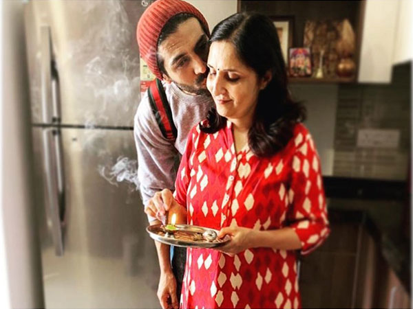 Kartik Aaryan with mother (Image source: Twitter)