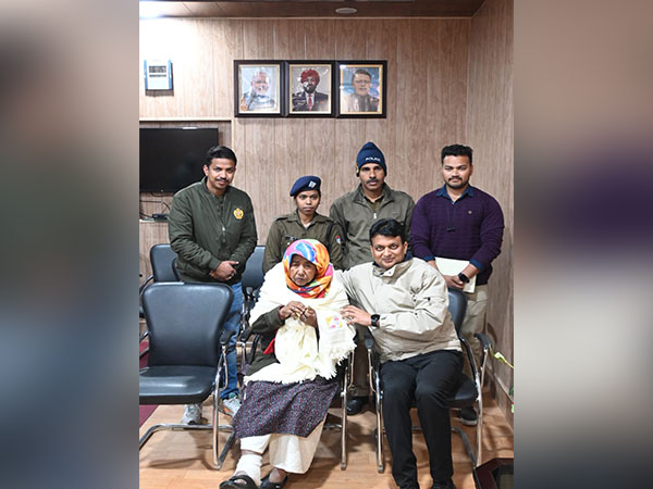 Hema Devi with Police personnel (Photo/ANI)