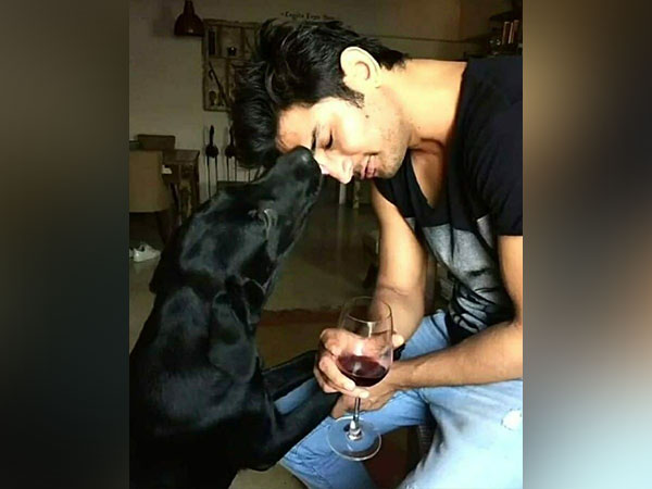 Sushant Singh Rajput with Fudge (Image source: Twitter)