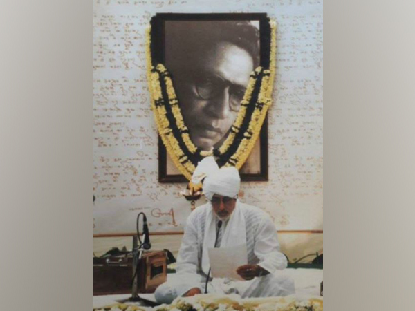 Amitabh Bachchan and the portrait of his father Harivansh Rai Bachchan (Image source: Instagram)