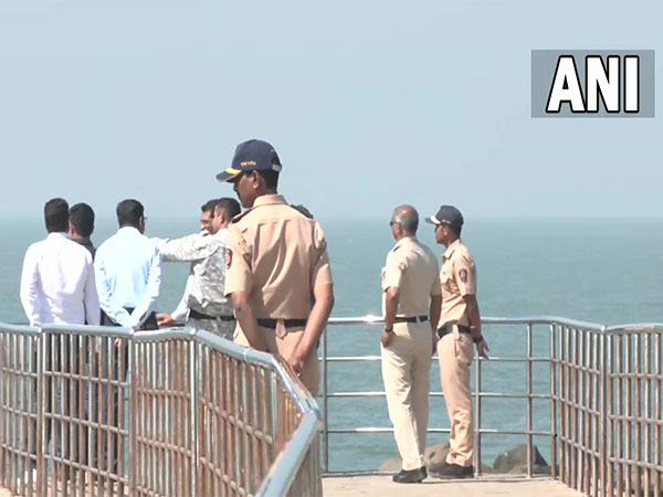 Mumbai Police, Navy conducts search operation at Bandra Bandstand (Photo/ANI)