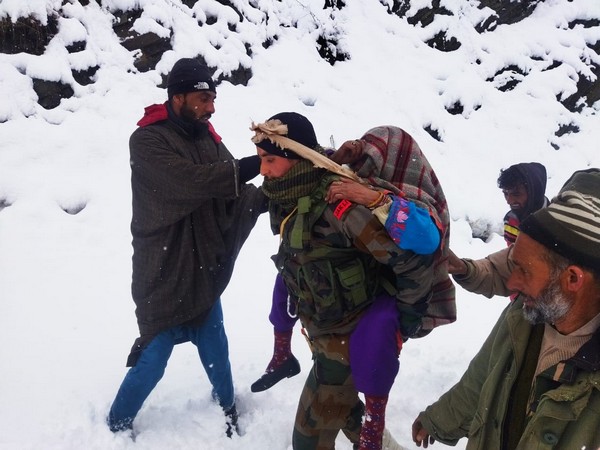 Army jawans rescue the elderly woman in Boniyar. (Photo/Chinar Corps)