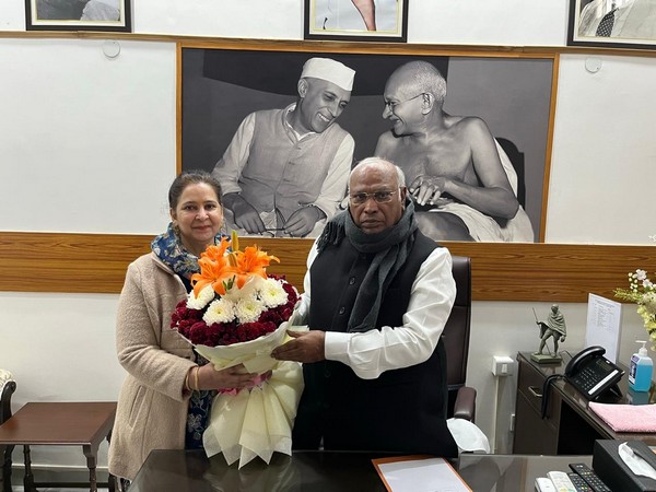 Navjot Singh Sidhu meets Congress President Mallikarjun Kharge in New Delhi (Photo/ANI) 