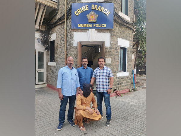 Arrested accused with the Mumbai Police (Photo/ANI)