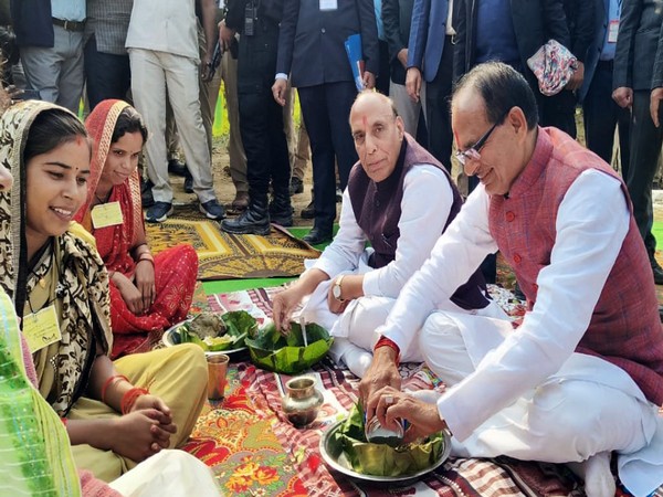 Defence Minister Rajnath Singh and MP CM Shivraj Singh Chouhan in Singrauli (Photo/ANI)