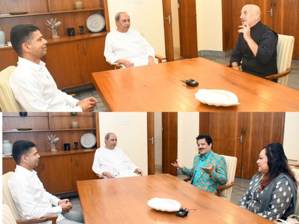 Odisha CM Naveen Pattnaik with Anupam Kher, Udit Narayan. 