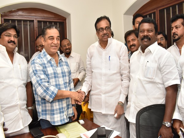 Kamal Haasan with EVKS Elangovan (R) (Photo/ANI)