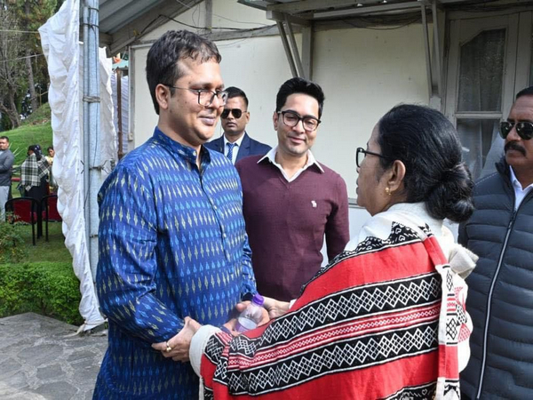TMC spokesperson Saket Gokhale with West Bengal CM Mamata Banerjee (Photo: Twitter/Saket Gokhale)