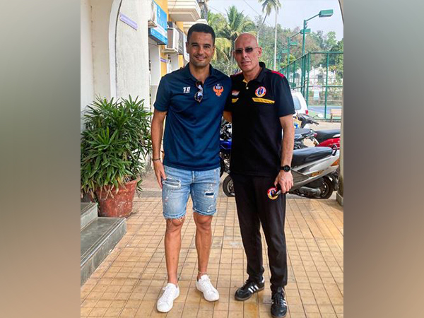 FC Goa coach Carlos Pena with East Bengal coach Stephen Constantine (Photo- ISL)