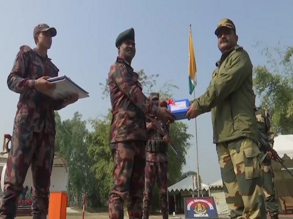 Forces exchanging sweets on Republic Day at India-bangladesh border (Photo/ANI)
