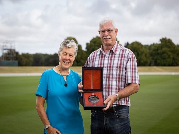 Debbie Hockey and Sir Richard Hadlee (Photo: BLACKCAPS/ Twitter)