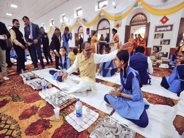 MP Chief Minister Shivraj Singh Chouhan with school students (Image Source/Twitter @ChouhanShivraj)